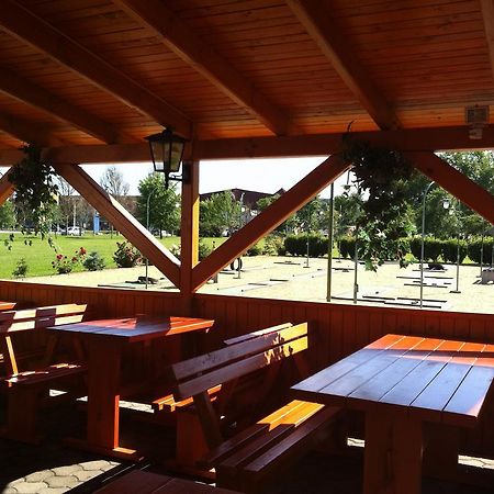 Kaposvár Golf Etterem Es Panzio酒店 外观 照片