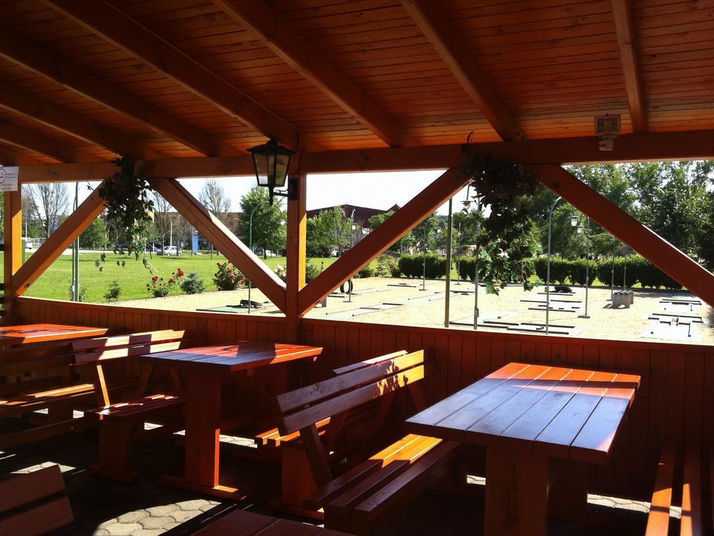 Kaposvár Golf Etterem Es Panzio酒店 外观 照片