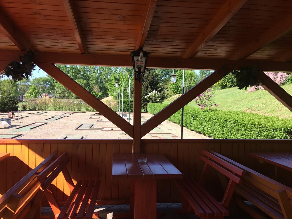 Kaposvár Golf Etterem Es Panzio酒店 外观 照片
