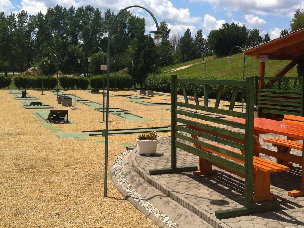 Kaposvár Golf Etterem Es Panzio酒店 外观 照片