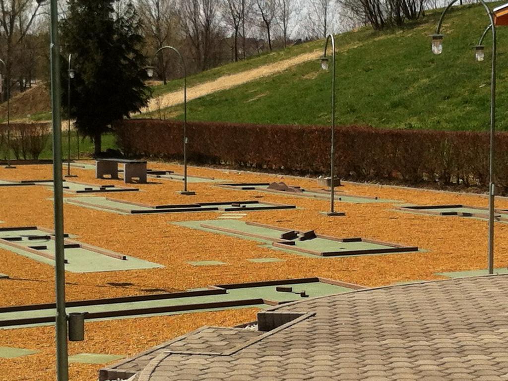 Kaposvár Golf Etterem Es Panzio酒店 外观 照片