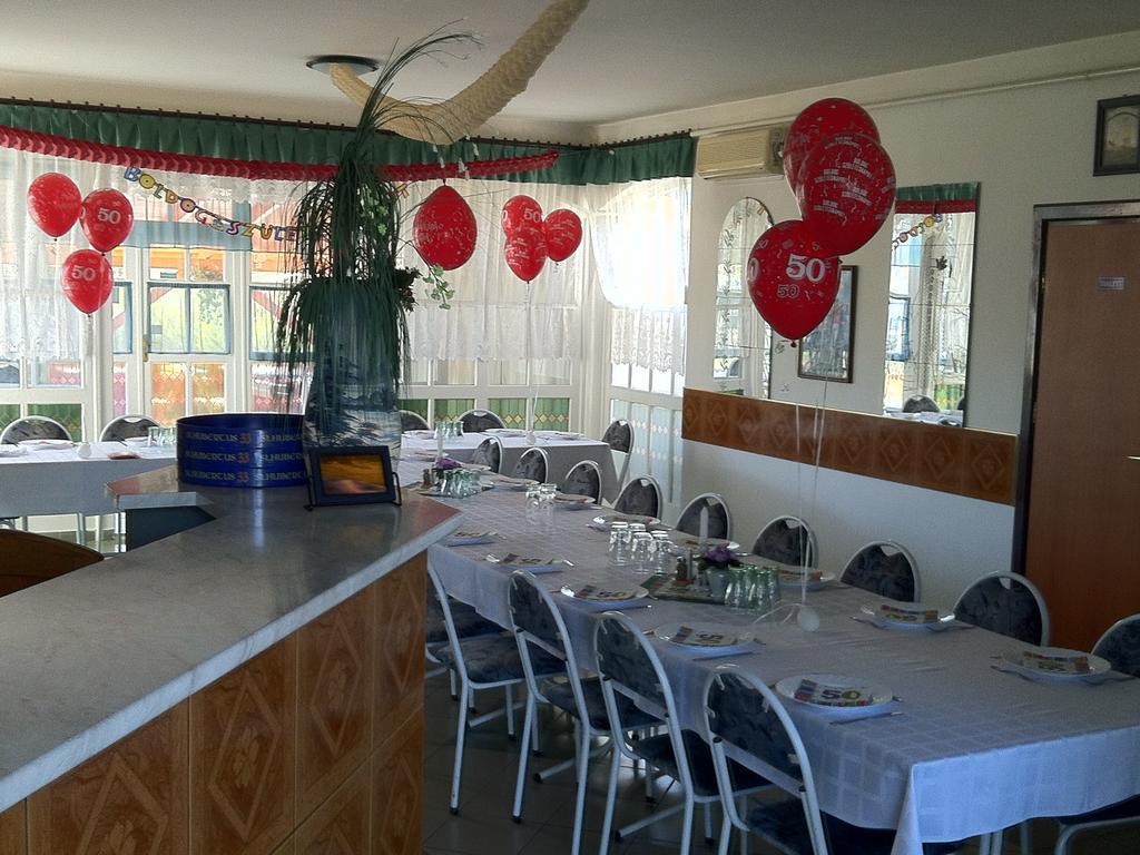 Kaposvár Golf Etterem Es Panzio酒店 外观 照片