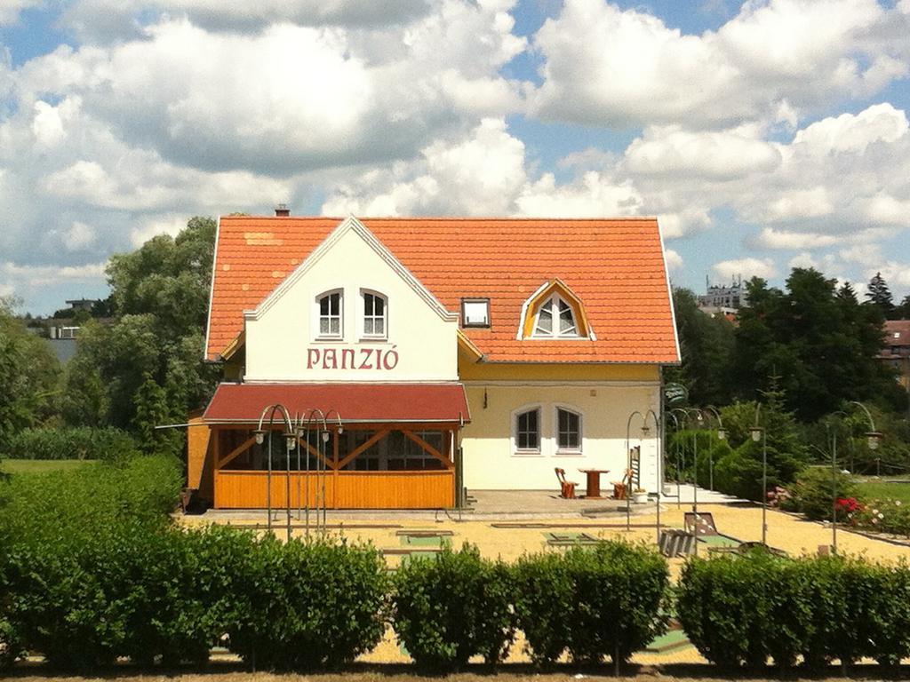 Kaposvár Golf Etterem Es Panzio酒店 外观 照片