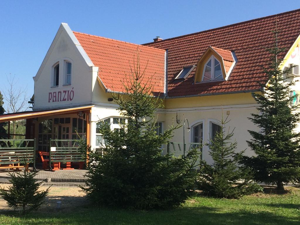 Kaposvár Golf Etterem Es Panzio酒店 外观 照片