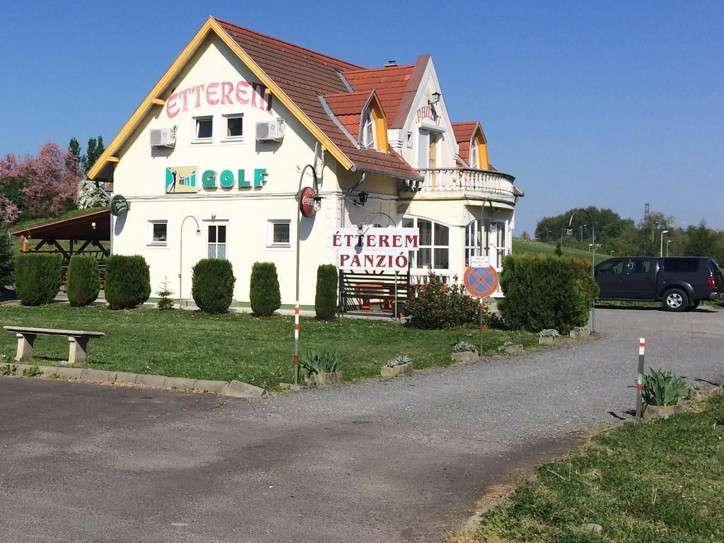 Kaposvár Golf Etterem Es Panzio酒店 外观 照片