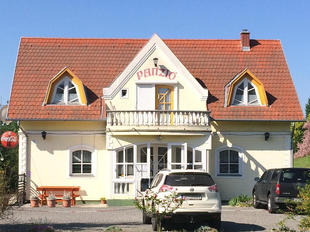 Kaposvár Golf Etterem Es Panzio酒店 外观 照片