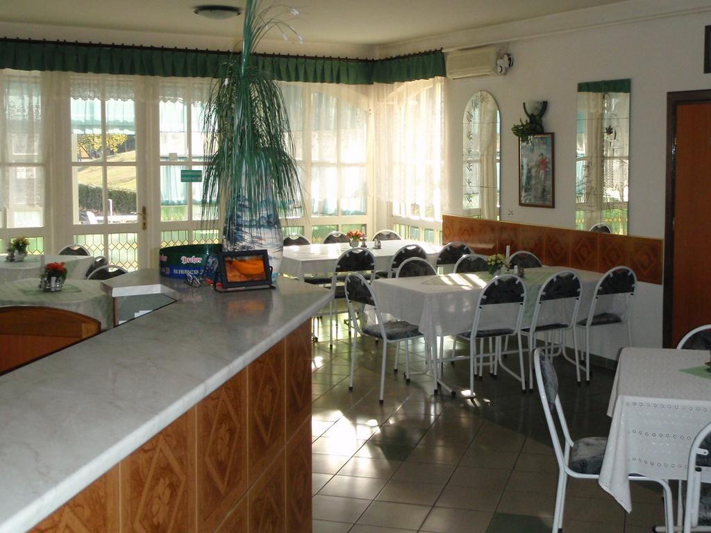 Kaposvár Golf Etterem Es Panzio酒店 外观 照片